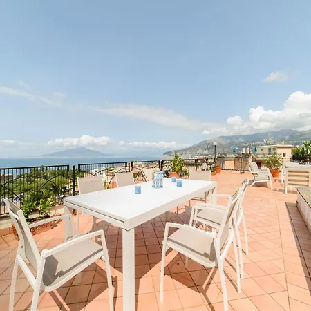 3 Bedroom Apartment In Sorrento *