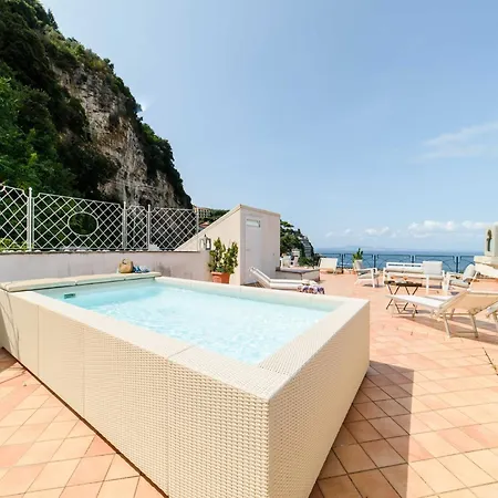 3 Bedroom Apartment In Sorrento Apartment *